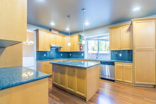 Building Photo - Spacious 4-Bedroom Haven in Kent with 2.5 Bathrooms and 2,570 Sq Ft of Comfort!