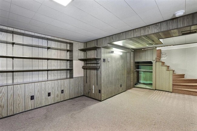 Building Photo - Large 4BR / 2BA Home with Granite Kitchen, Deck & Fenced Yard  Lifestyle-Oriented