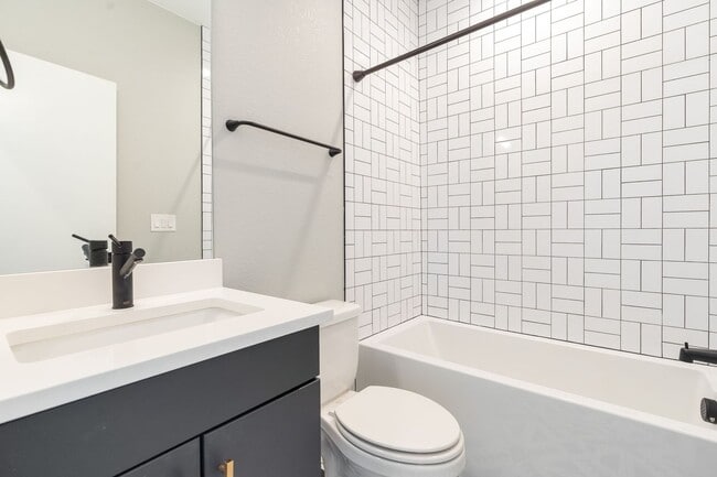 Building Photo - Gorgeous 3 bedroom, 4 bathroom townhome mi...