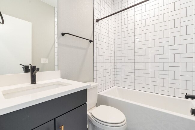 Building Photo - Gorgeous 3 bedroom, 4 bathroom townhome minutes from Sloan's Lake!