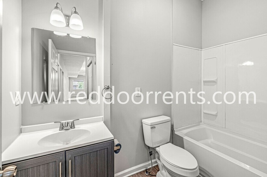 Building Photo - 2345 N Kenwood Ave