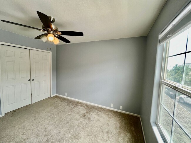 Building Photo - *ONE MONTH FREE RENT!* Beautifully Updated 3 Bedroom Town Home