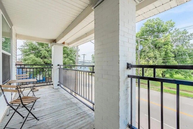 Building Photo - 1704 S Akard St