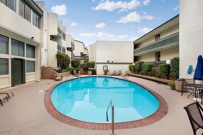 Building Photo - Modern Studio in BayHo - Fully Furnished o...