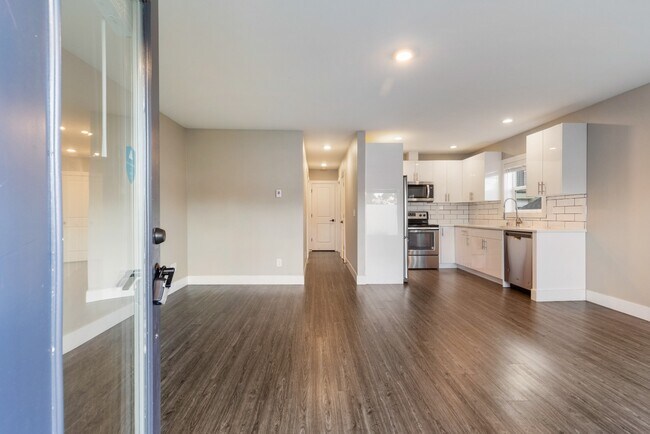 Building Photo - Newly Renovated and Modern 2BR Apartments in Columbia City