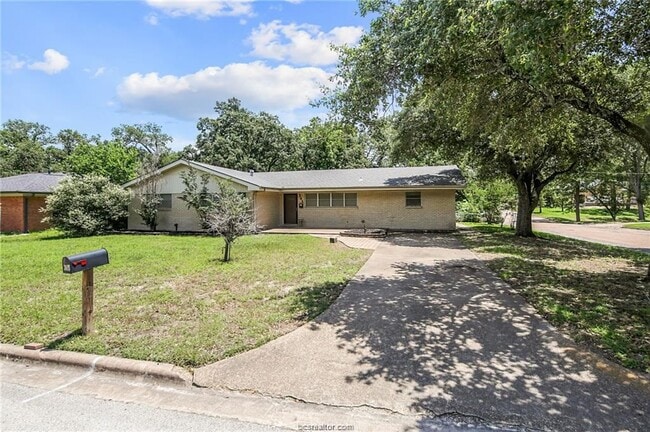 Building Photo - 305 W Brookside Dr