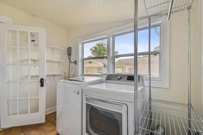 Building Photo - Riverside Heights Historic Bungalow!