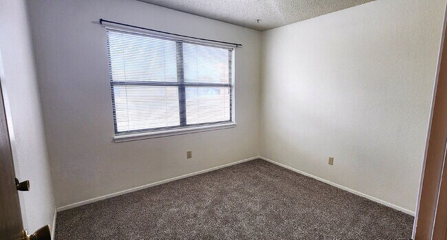 Building Photo - Beautifully updated 3/2/2 in the Meadows -Modern Updates & Flexible Living Space!