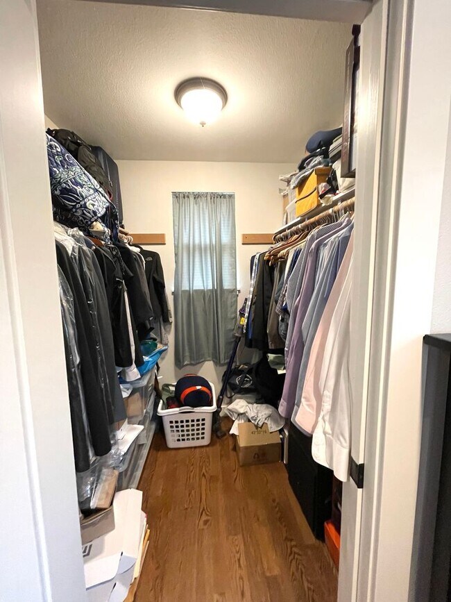 Building Photo - Spacious Corner-Lot Home 4 bed 3 bath – Green Lake, Seattle, WA