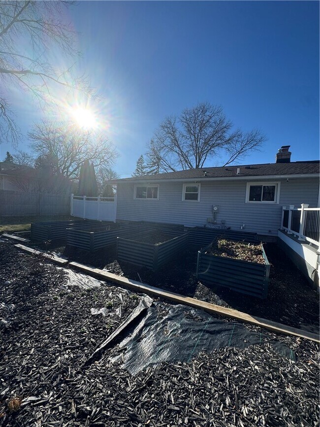 Building Photo - 548 Pinnacle Rd