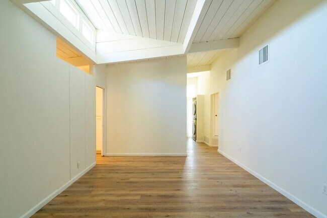 Building Photo - Newly Renovated!! 6 Bedroom property on Baja! (Lease out, pending signatures. Check back in a few...