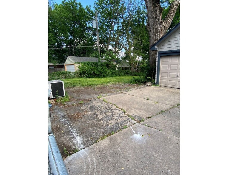Building Photo - 4117 E Lewis St
