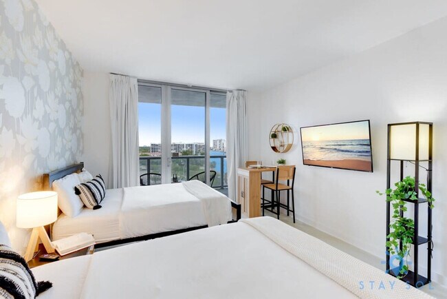 Building Photo - 2602 E Hallandale Beach Blvd