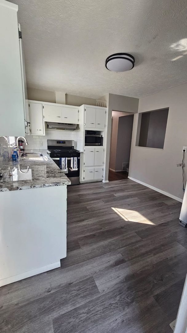 Building Photo - 4 bed 2 bath