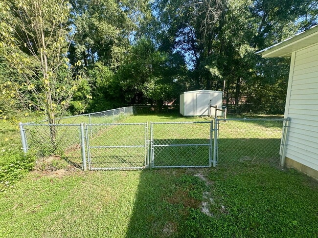 Building Photo - Charming 3BR/2BA home in Dothan, AL - Appliances included, pets are accepted, fenced in backyard ...