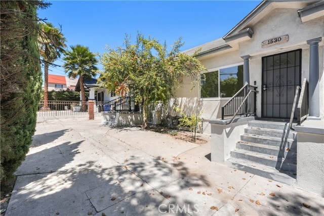Building Photo - 1530 N Mariposa Ave