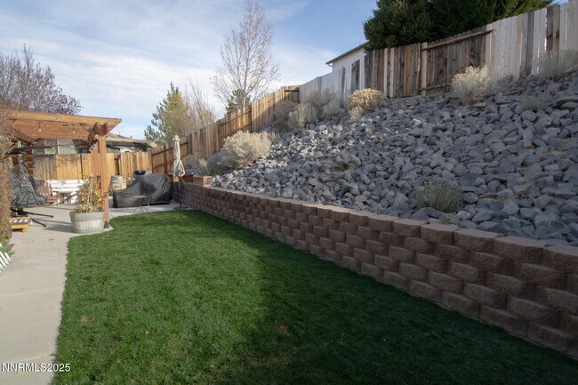 Building Photo - 1056 Crown View Dr