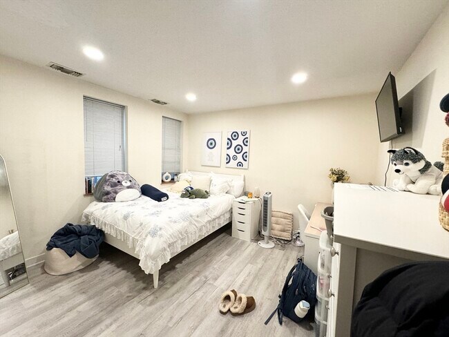 Building Photo - 71 Gainsborough St