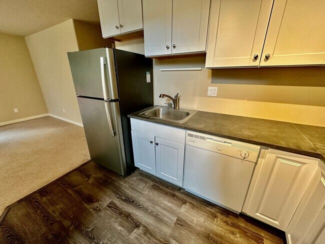 Building Photo - Beautiful 6-bedroom 4-bathroom home in an upscale neighborhood in the Sexton Mountain section of ...