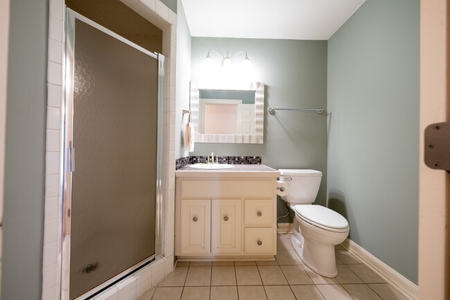 Building Photo - 3290 N Shore Dr