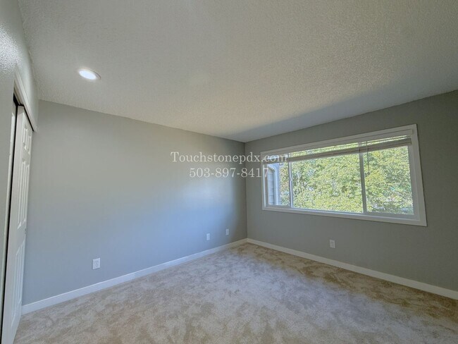 Building Photo - Bright East Portland 3 Bed Apartment Home with Two-Level Layout and Assigned Parking