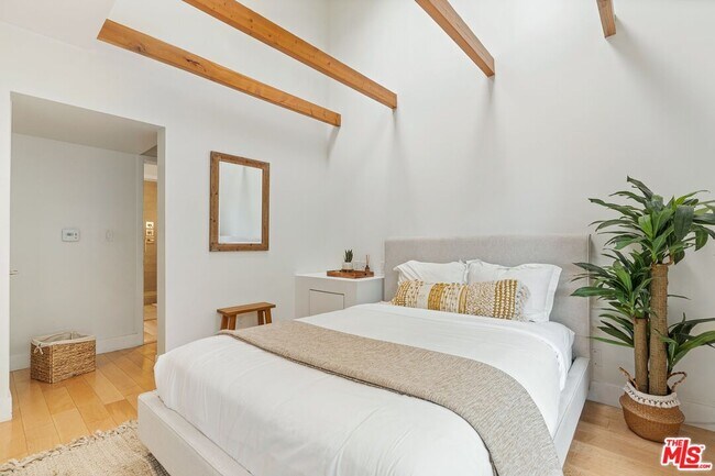 Building Photo - 678 Broadway St