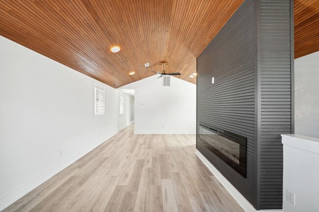 Building Photo - Tastefully Renovated Downtown Charleston Home