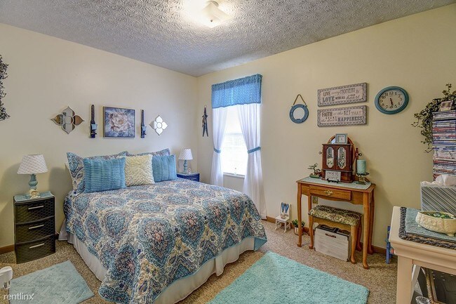 Building Photo - 3 br, 1.5 bath Townhome - Canterbury Place