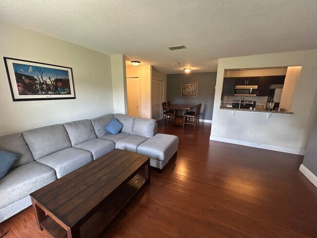 Building Photo - 2/2 Windsor Park Condo
