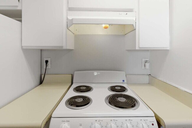 Building Photo - Top-floor studio apartment! Recently renovated with brand new flooring and paint throughout.