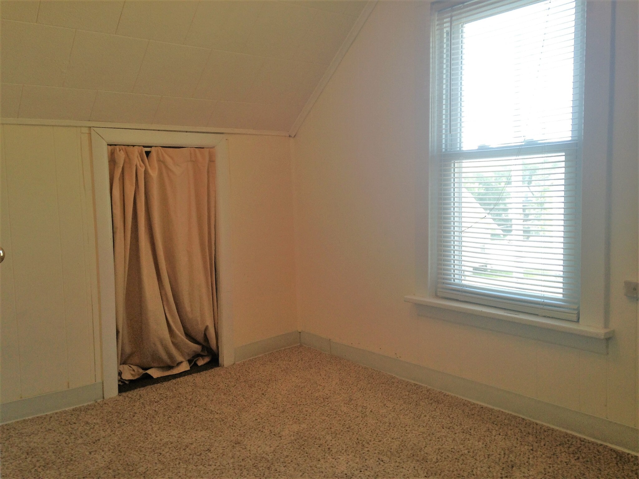 Building Photo - 613 E 8th St