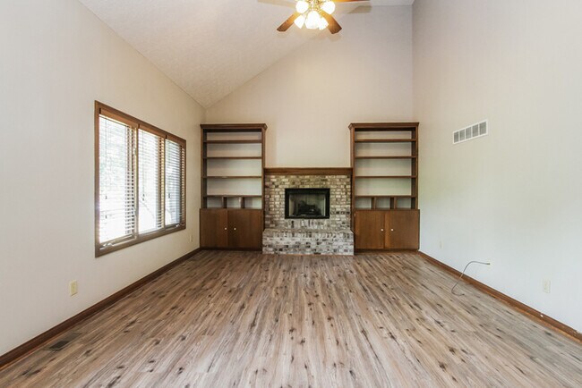 Building Photo - 7638 Chestnut Hills Dr