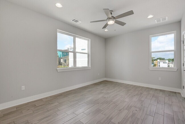 Building Photo - Gorgeous Edgewick Condo