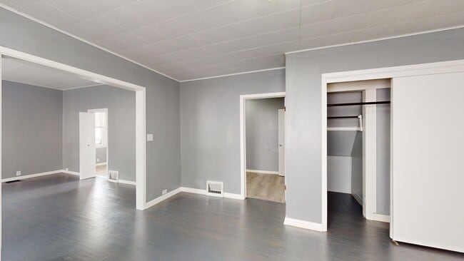 Building Photo - ** AVAILABLE OCTOBER 2025 *** Old Brooklyn...