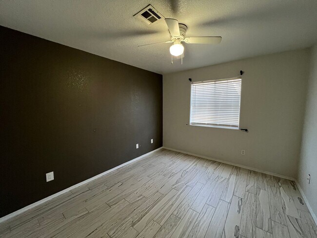 Building Photo - NICE 3 BED 2 BATH!