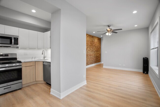 Building Photo - 1704 W Juneway Terrace