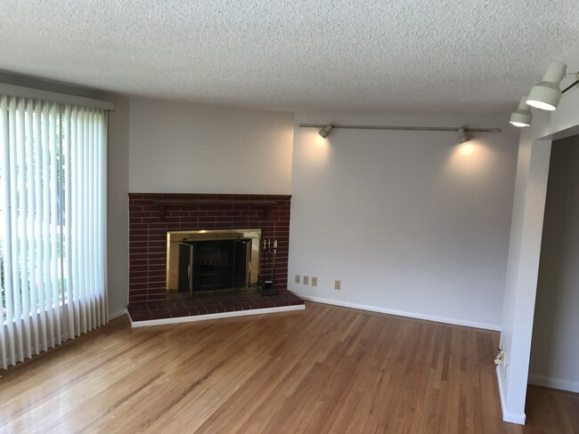 Building Photo - Beautiful House with Hardwood Floors & Gra...