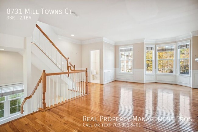 Building Photo - Bright & Spacious End-Unit Townhome – Perf...