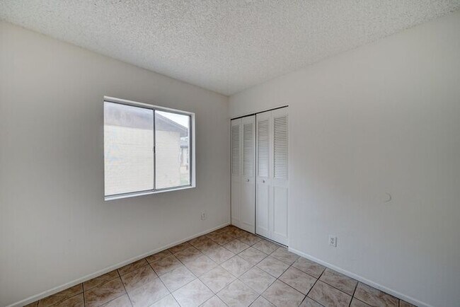 Building Photo - -$500 OFF FIRST MONTH RENT-READY TO VIEW NOW! 4 Bedroom 2 Bath Home in Phoenix!