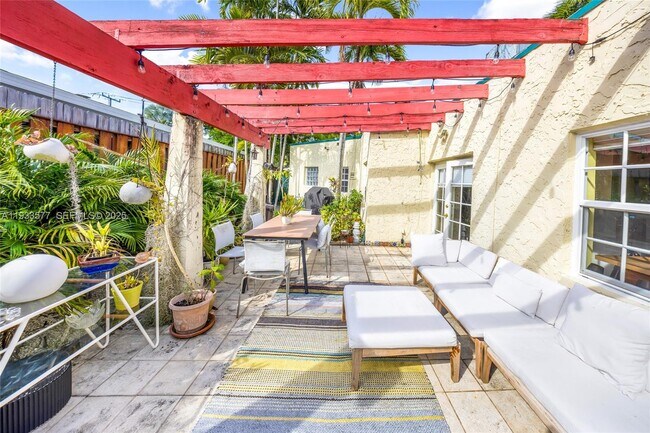 Building Photo - 1840 Tigertail Ave