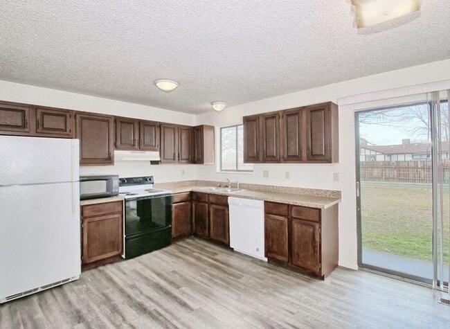 Primary Photo - 2 Bedroom Apartment in Clifton - $1150