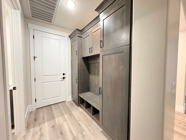 Building Photo - Solar Home For RENT!!!