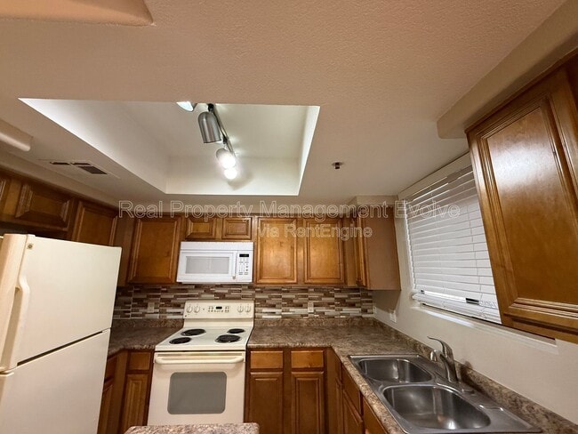 Building Photo - 4925 E Desert Cove Ave