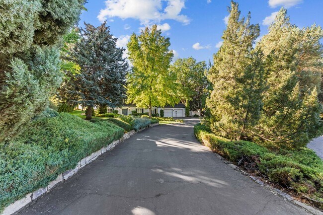Building Photo - Fully Furnished Luxury Estate in Boise's Lower Highlands