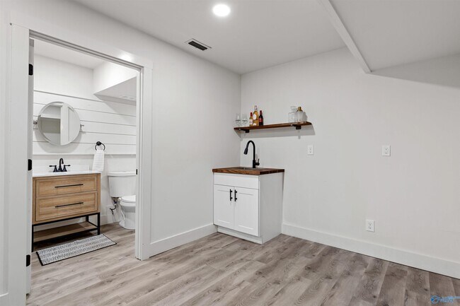 Building Photo - 7916 Valley View Dr SE
