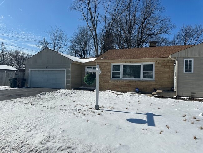 Building Photo - 2901 Lexington Dr