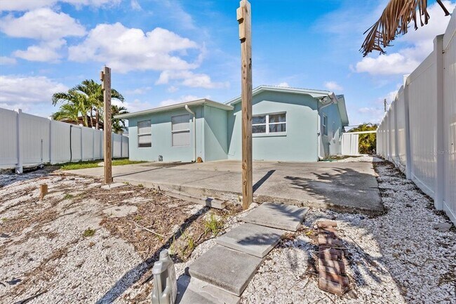Building Photo - 310 Westwinds Dr E