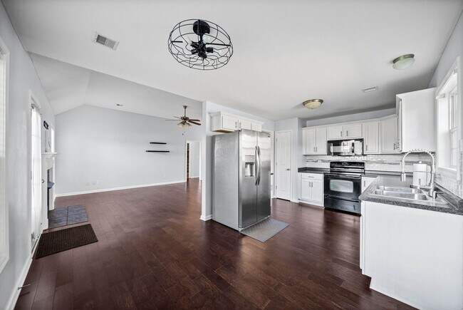 Building Photo - Pet Friendly Three Bedroom!