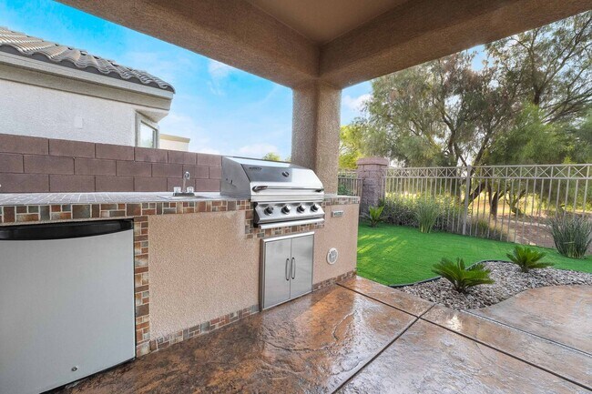 Building Photo - Tranquil Oasis: Golf Course Views!