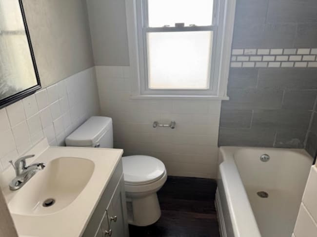 Building Photo - Single Family Home 3 beds 2 bath Available Now!